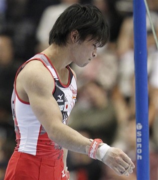 Japans kohei uchimura reacts after falling off the horizontal bar wc 2011