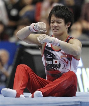 Japans yusuke tanaka reacts after falling off the horizontal wc 2011